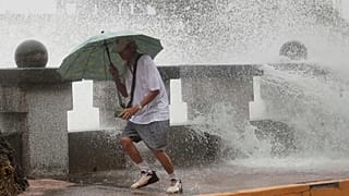 As ruas de Kaoshiung ficaram inundadas devido à chuva forte.