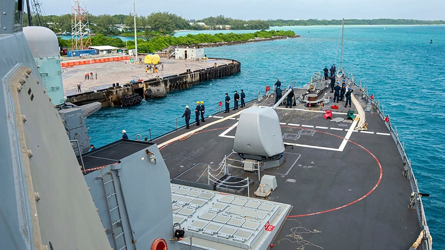 Esta foto fornecida pela Marinha dos EUA em 11 de fevereiro de 2023 mostra marinheiros da Marinha dos EUA a bordo do USS Paul Hamilton (DDG 60) durante uma visita de rotina ao porto de Diego Garcia.