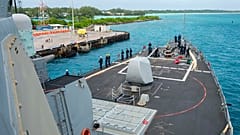 Esta foto fornecida pela Marinha dos EUA em 11 de fevereiro de 2023 mostra marinheiros da Marinha dos EUA a bordo do USS Paul Hamilton (DDG 60) durante uma visita de rotina ao porto de Diego Garcia.