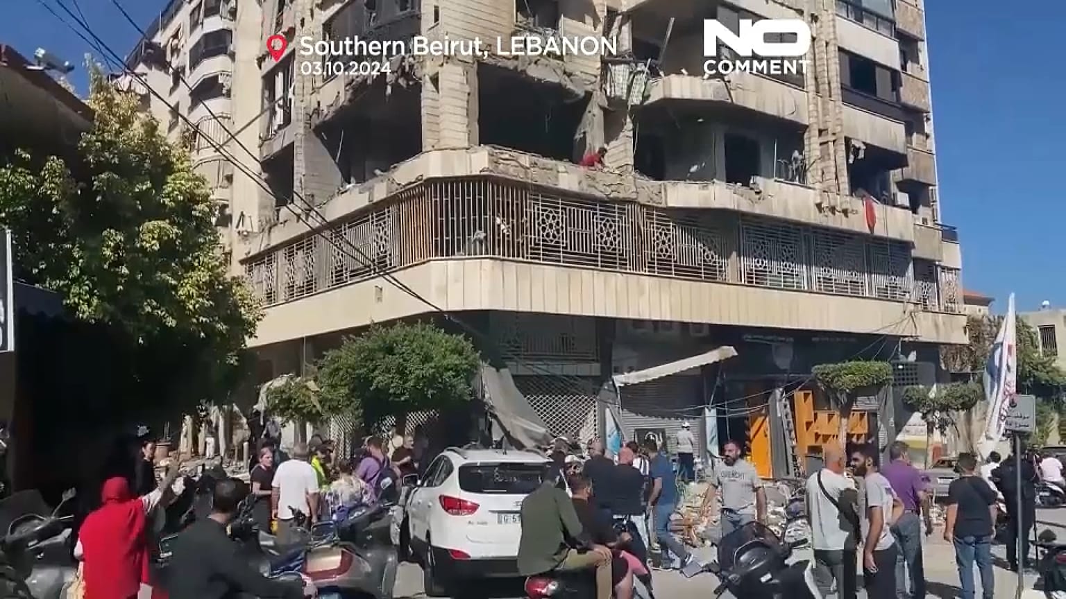 مناصرو حزب الله يتجمعون في الضاحية الجنوبية لبيروت بعد غارات كثيفة استهدفتها