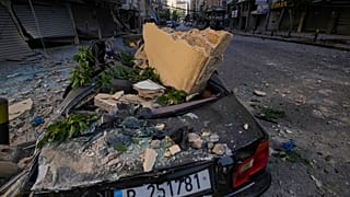 Un coche destrozado aparcado junto al lugar de un ataque aéreo israelí en Dahiyeh, Beirut, Líbano, jueves 3 de octubre de 2024. 