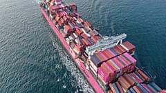 Contenedores desprendidos en el carguero ONE Apus en la bahía de Osaka, Japón, el 7 de diciembre de 2020, después de que el buque chocara con fuertes marejadas en un viaje de China a California en noviembre de 2020.