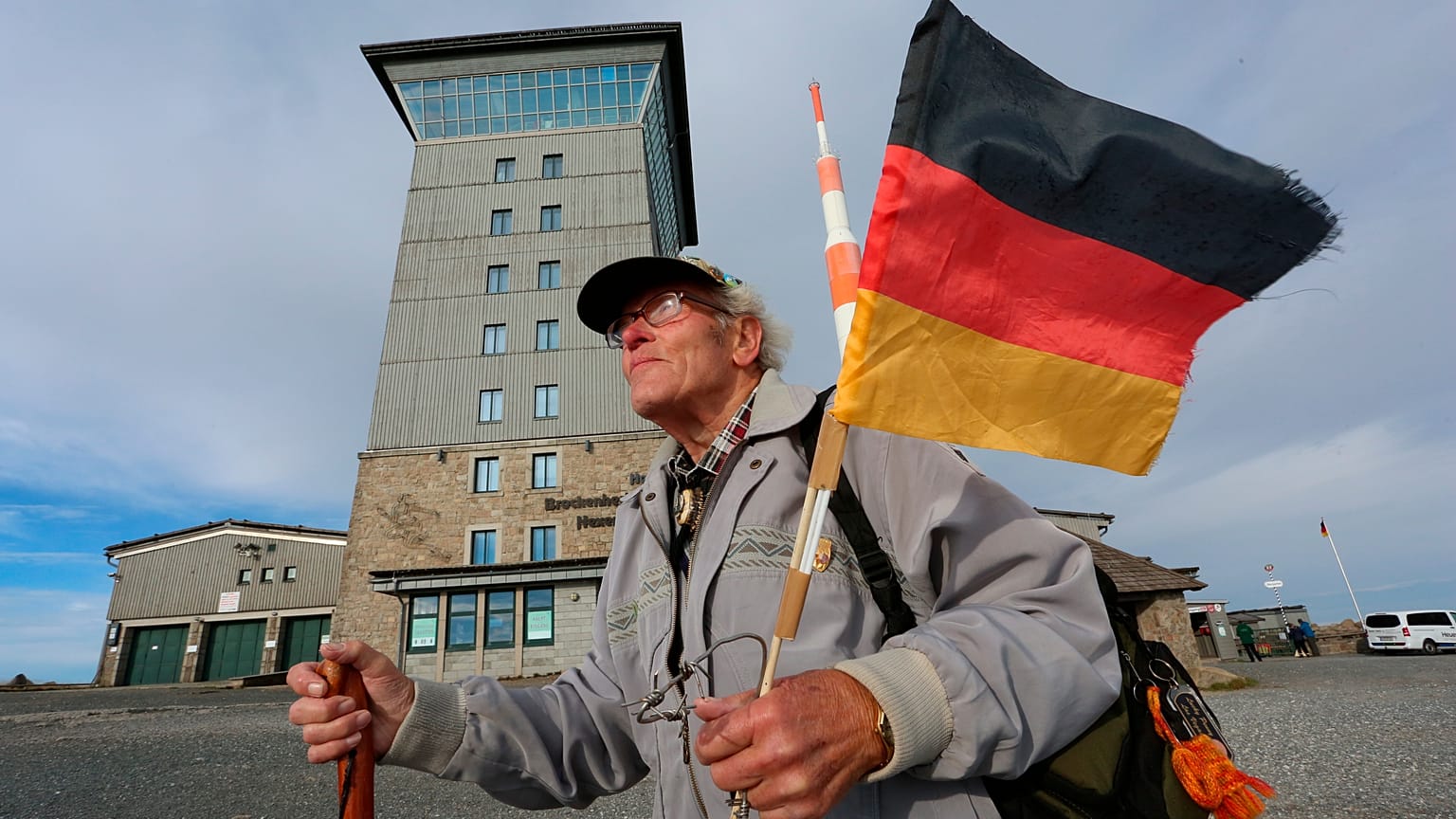 DOSSIER - Benno Schmidt se rend à pied au Brocken à l'occasion de la Journée de l'unité allemande, à Schierke, en Allemagne, le 3 octobre 2020. 