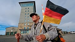 DOSSIER - Benno Schmidt se rend à pied au Brocken à l'occasion de la Journée de l'unité allemande, à Schierke, en Allemagne, le 3 octobre 2020. 