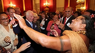 Carlos III dança com Freddie Tuilagi