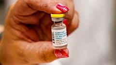 Una enfermera sostiene un vial que contiene la vacuna contra el mpox.