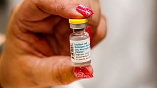 Una enfermera sostiene un vial que contiene la vacuna contra el mpox.