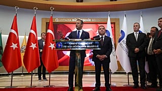 CHP Genel Başkanı Özgür Özel (Kürsüde), Antalya Büyükşehir Belediye Başkanı Muhittin Böcek (Sağda) açıklama yapıyor, 3 Ekim 2024
