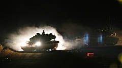 Ein israelischer Panzer manövriert im Norden Israels nahe der Grenze zwischen Israel und dem Libanon, 30. September 2024