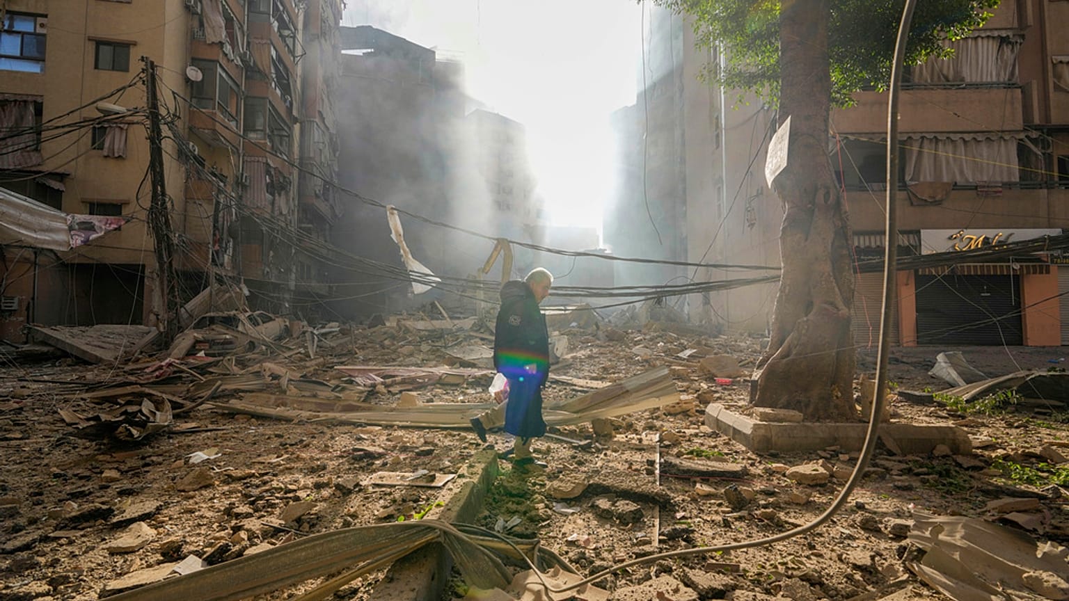 De la fumée s'élève du site d'une frappe aérienne israélienne à Dahiyeh, Beyrouth, le 3 octobre 2024