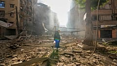 De la fumée s'élève du site d'une frappe aérienne israélienne à Dahiyeh, Beyrouth, le 3 octobre 2024