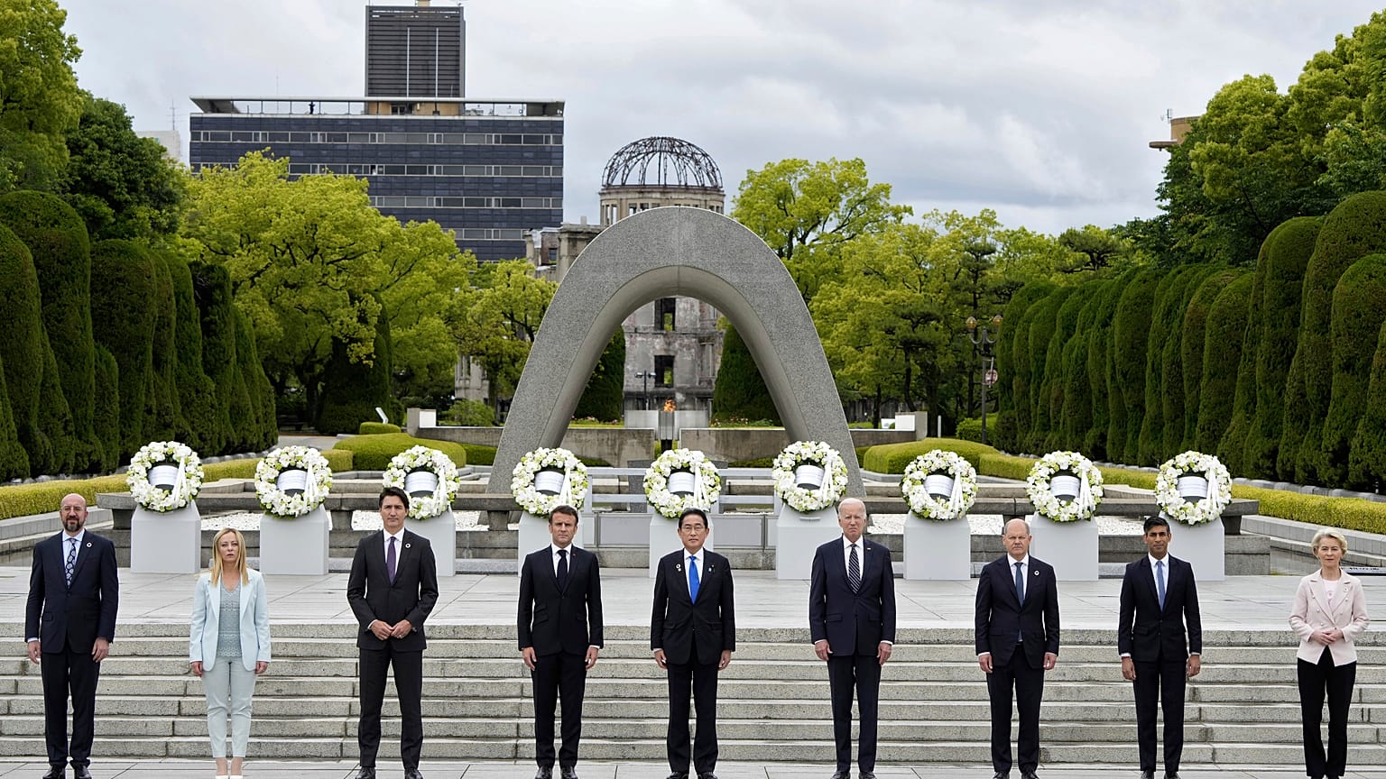 Архив: члены G7, глава Еврокомиссии и председатель Евросовета у кенотафа жертвам атомной бомбардировки в Мемориальном парке мира в Хиросиме, Япония, 19 мая 2023 г.