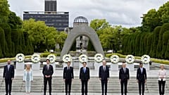 Архив: члены G7, глава Еврокомиссии и председатель Евросовета у кенотафа жертвам атомной бомбардировки в Мемориальном парке мира в Хиросиме, Япония, 19 мая 2023 г.