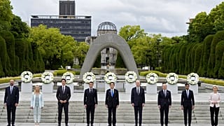 Архив: члены G7, глава Еврокомиссии и председатель Евросовета у кенотафа жертвам атомной бомбардировки в Мемориальном парке мира в Хиросиме, Япония, 19 мая 2023 г.