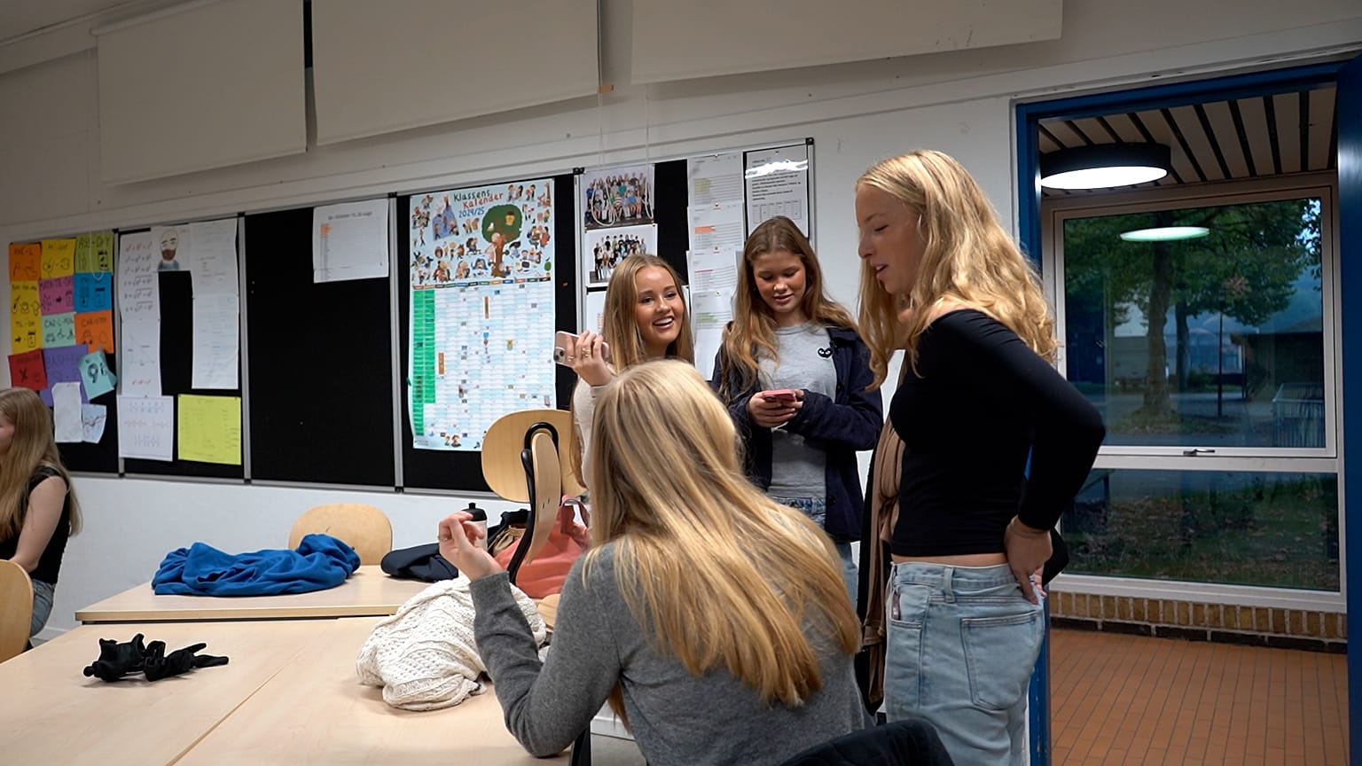 Una alumna de Trongårdsskole deja su móvil en la caja fuerte antes de la primera lección.