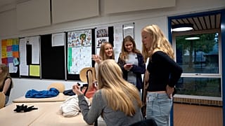 Una alumna de Trongårdsskole deja su móvil en la caja fuerte antes de la primera lección.