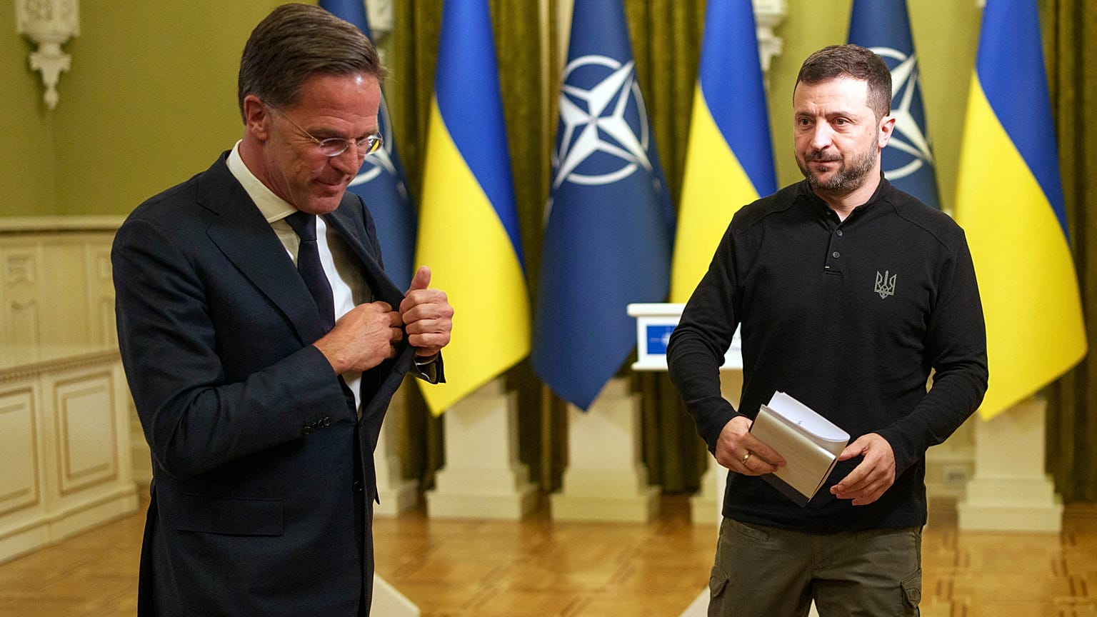 Генеральный секретарь НАТО Марк Рютте и президент Украины Владимир Зеленский покидают зал после совместной пресс-конференции в Киеве, 3 октября 2024 г.