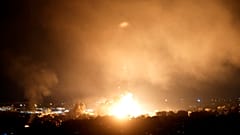 Пламя поднимается от израильских авиаударов по Бейруту, 4 октября 2024 года