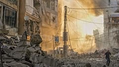 Lübnan'ın başkenti Beyrut yakınlarındaki Dahiyeh'te gerçekleştirilen İsrail hava saldırısının ardından yükselen dumanlar arasında bir adam siper almaya çalışıyor, 4 Ekim 2024.