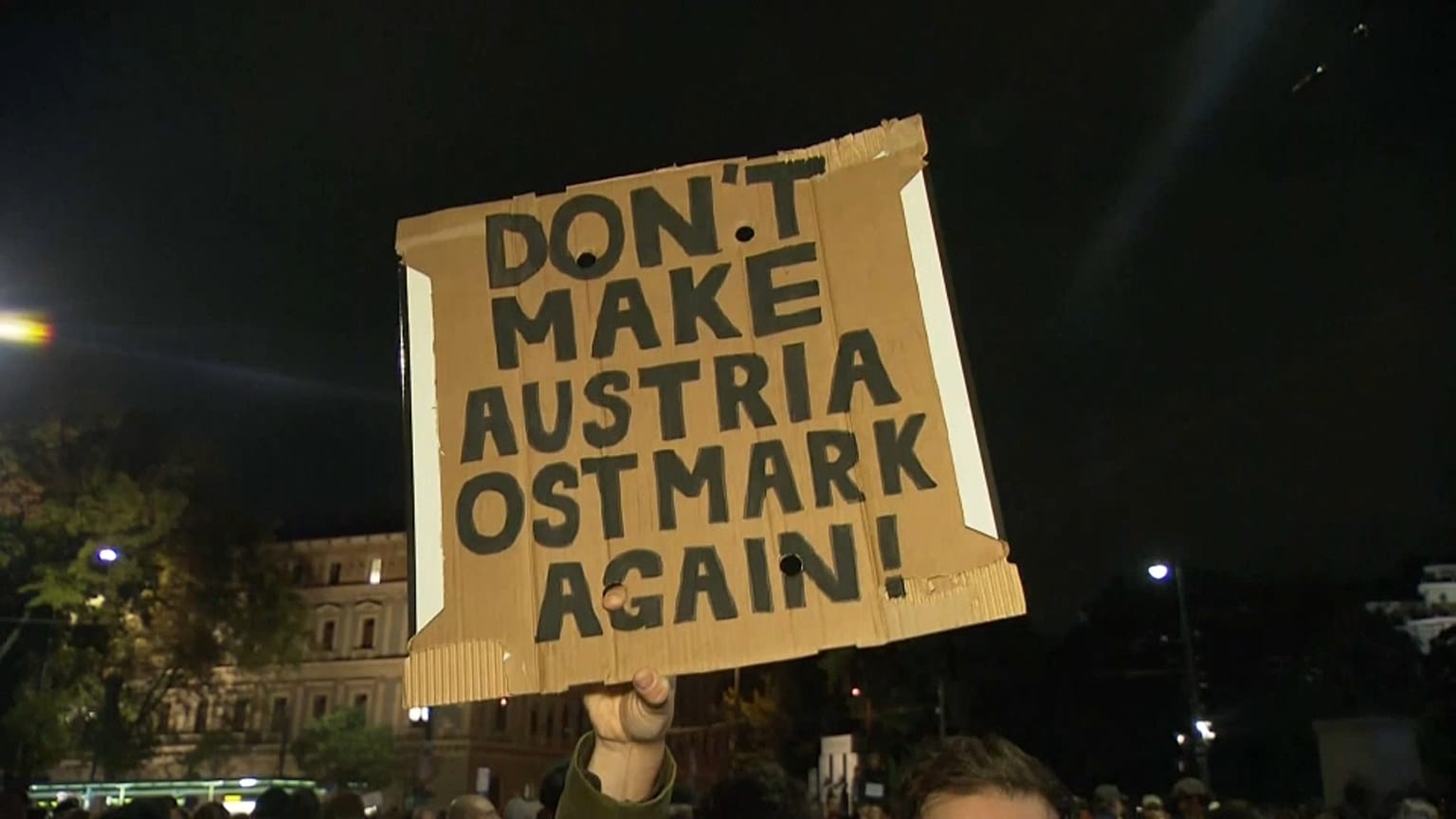 Un cartello mostrato durante la manifestazione nel centro di Vienna