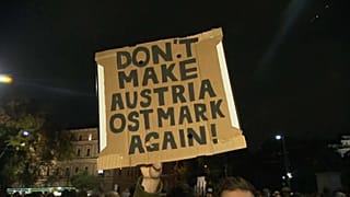 Pancarta en la que se lee "No hagamos a Austria 'ostmark' de nuevo", término usado en la propaganda nazi.