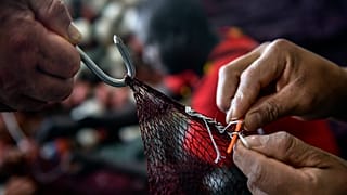 Un pêcheur espagnol répare un filet.
