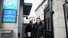 Ο Μαξ Σρεμς φεύγει από ένα δικαστήριο στην Ιρλανδία