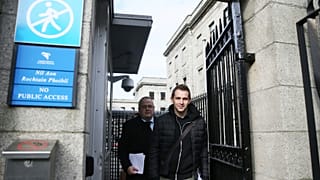 Max Schrems mentre lascia l'edificio di un tribunale in Irlanda.