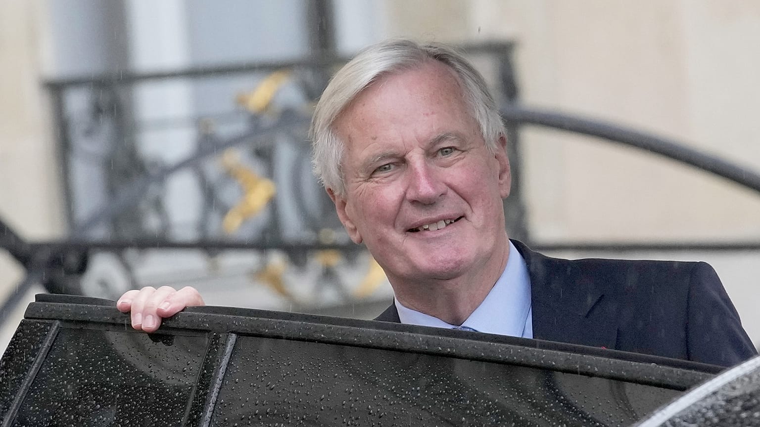 ARCHIVO: El primer ministro francés, Michel Barnier, sube a un coche tras la primera reunión semanal del gabinete en el Palacio del Elíseo, el 23 de septiembre de 2024.