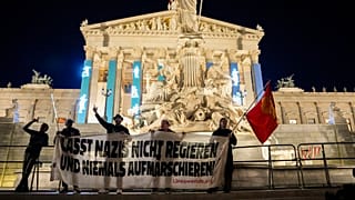 Anti right wing protesters shout slogans and hold an banner that reads "Don't let Nazis rule and never let them march" in Vienna, Austria, Sunday, Sept. 29, 2024,