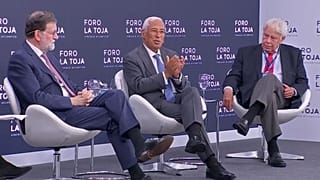 Mariano Rajoy, António Costa y Felipe González en La Toja.