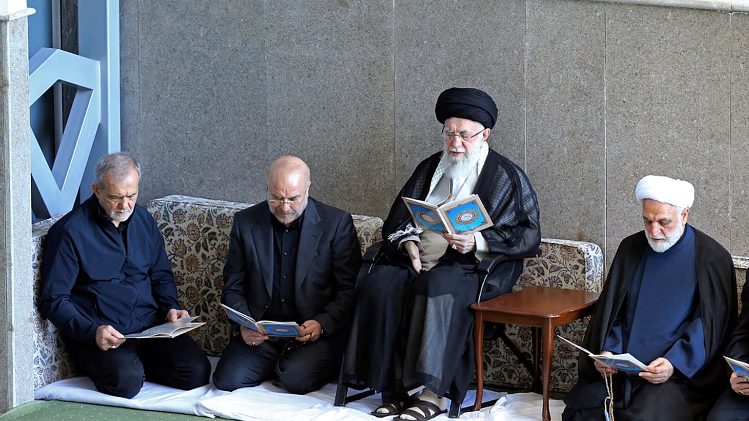 La Guida suprema Ayatollah Ali Khamenei legge il Corano durante una cerimonia di commemorazione del leader di Hezbollah Nasrallah, Teheran, Iran, 4 ottobre 2024
