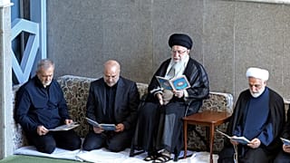 La Guida suprema Ayatollah Ali Khamenei legge il Corano durante una cerimonia di commemorazione del leader di Hezbollah Nasrallah, Teheran, Iran, 4 ottobre 2024