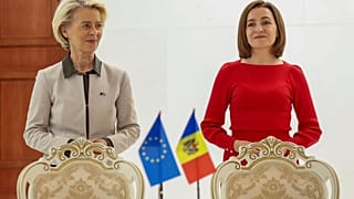 La présidente de la Commission européenne Ursula von der Leyen se tient à côté de la présidente de la Moldavie Maia Sandu, à Chisinau, en Moldavie, le jeudi 12 octobre 2023.
