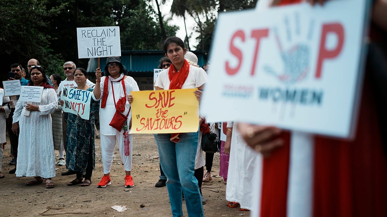 Kalküta'daki bir devlet hastanesinde stajyer doktorun tecavüze uğramasını ve öldürülmesini protesto eden Hintliler, Mumbai, 19 Ağustos 2024.