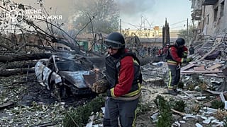 عمال طوارئ يزيلون الأنقاض بعد أن هاجمت روسيا المدينة بقنابل موجهة خلال الليل في زابوريجيزيا، أوكرانيا، الأحد، 29 سبتمبر/أيلول 2024