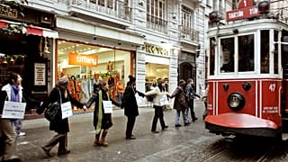 Beyoğlu İstiklal Caddesi üzerinde bir grup insan Irak Savaşı nedeniyle protesto yapıyor, 11 Aralık 2004