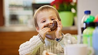 Un niño sostiene un donut