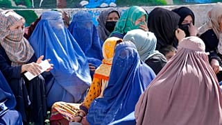 نساء أفغانيات ينتظرن الحصول على حصص غذائية وزعتها مجموعة مساعدات إنسانية سعودية، في كابول، أفغانستان، الاثنين 25 أبريل 2022.