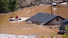 Les équipes de recherche et de sauvetage recherchent des personnes dans les maisons inondées à Jablanica, en Bosnie, le vendredi 4 octobre 2024.