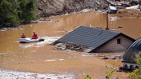 Les équipes de recherche et de sauvetage recherchent des personnes dans les maisons inondées à Jablanica, en Bosnie, le vendredi 4 octobre 2024.