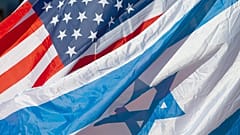 ARCHIVO: Banderas de EEUU e Israel ondean en Tel Aviv, 24 de noviembre de 2015.