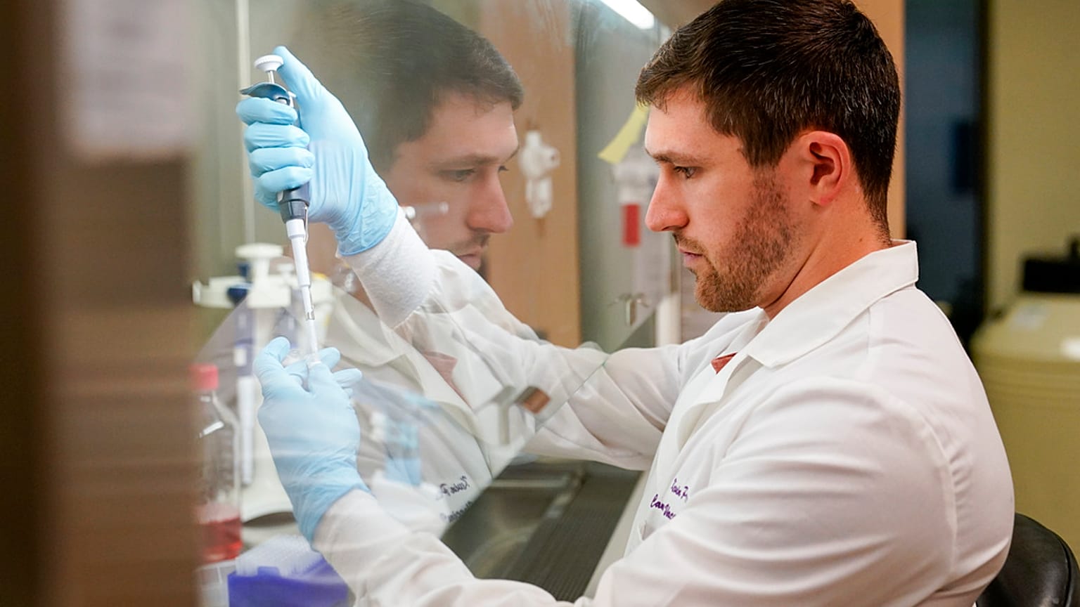 يستخدم الباحث العلمي خلايا سرطان  في معهد لقاحات السرطان التابع لـ UW Medicine يوم الخميس، 25 مايو 2023