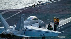 Un F/A-18 Super Hornet se prépare à décoller du pont d'envol du porte-avions de classe Nimitz USS Theodore Roosevelt, le 5 juillet 2024, en mer de Chine méridionale. 