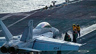 FILE - Ένα F/A-18 Super Hornet ετοιμάζεται να απογειωθεί από το κατάστρωμα πτήσης του αεροπλανοφόρου κλάσης Nimitz USS Theodore Roosevelt στις 5 Ιουλίου 2024, στη Θάλασσα της Νότιας Κίνας. 