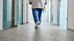 Un médecin s'éloigne.