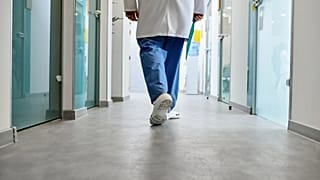 Un medico si allontana.