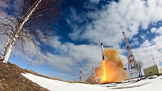 Primer lanzamiento de prueba del misil balístico intercontinental Sarmat en Plesetsk, en el norte de Rusia.