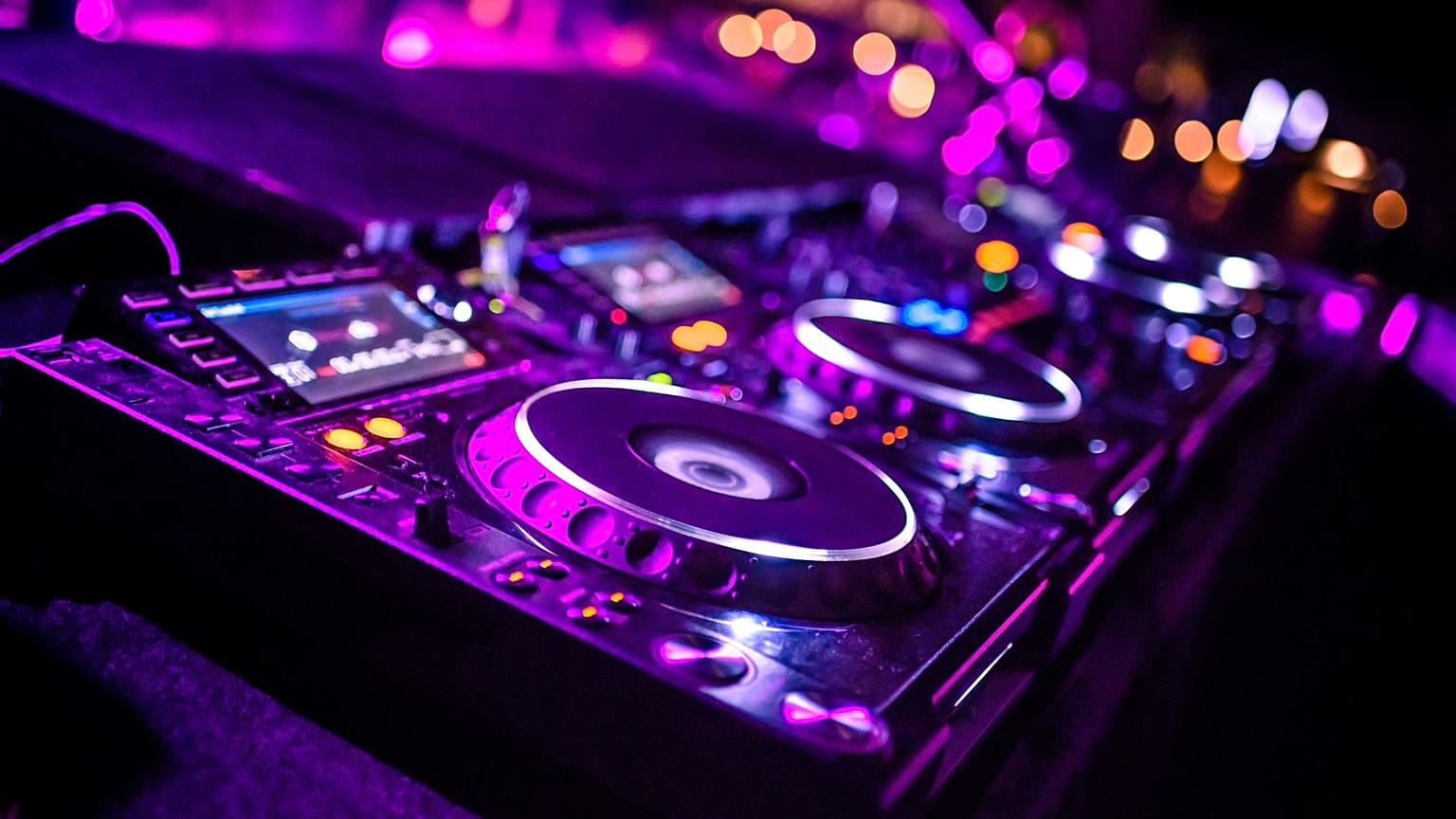 DJ'ler İbiza'nın mirasını, underground'un hayatta kalma mücadelesini ve yapay zekanın müziğin geleceğindeki rolünü tartışıyor