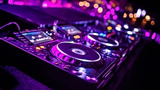 DJ'ler İbiza'nın mirasını, underground'un hayatta kalma mücadelesini ve yapay zekanın müziğin geleceğindeki rolünü tartışıyor